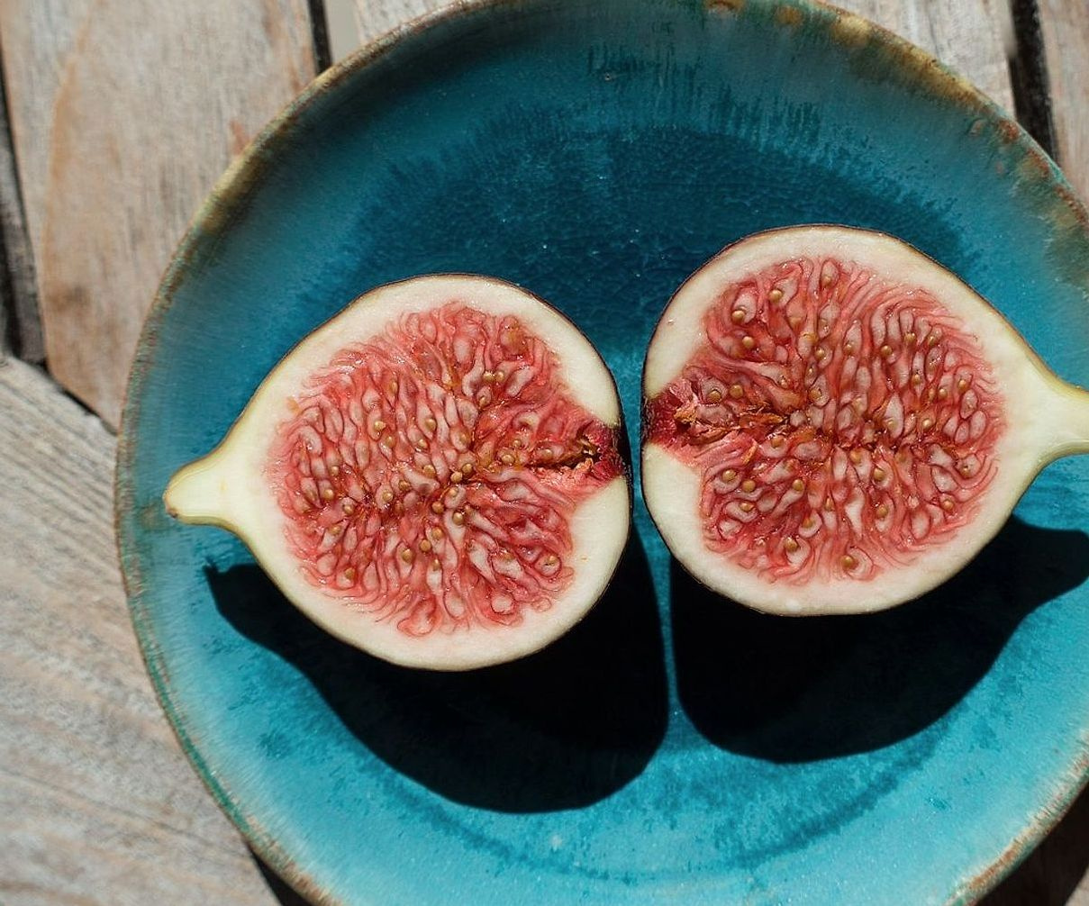 Caja de frutas frescas recién llegadas del productor